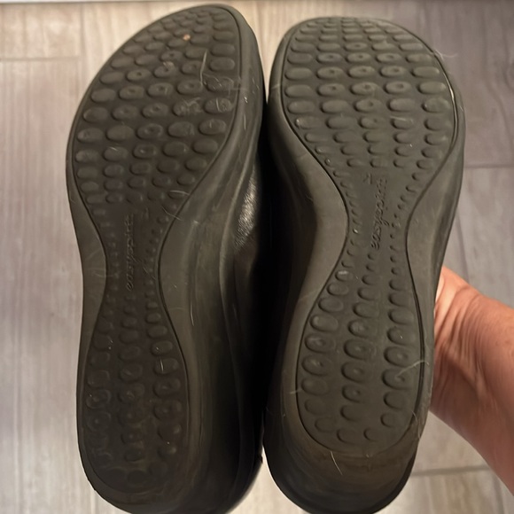 Easy Spirit Classic Black Loafers - Picture 6 of 7